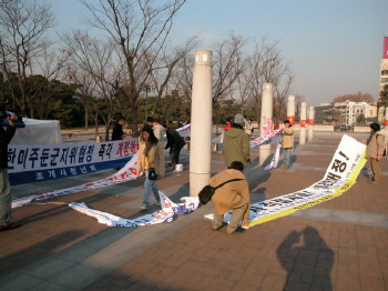 “니들이 왜 이걸 떼!” 경찰의 기습침투로 아수라장이 된 열린시민마당 단식농성장을 다시 정리하느라 분주했던 카톨릭대학교 학생들. 